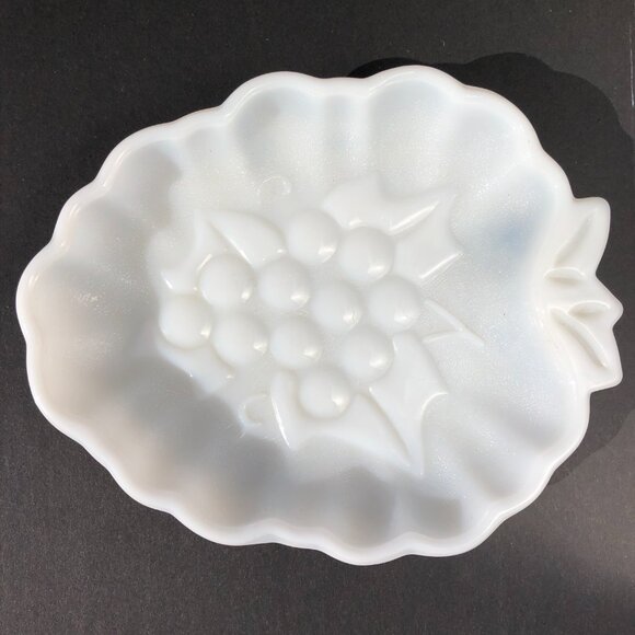 Vintage Hazel Atlas Milk Glass Candy Dish Grape Cluster Bunch Shaped Textured - Picture 5 of 8
